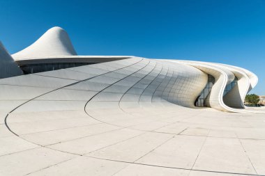 Bakü, Azerbaycan - 2 Mayıs 2019. Bakü 'deki Heydar Aliyev Kompleksi' nin dış tasarımı. Iraklı-İngiliz mimar Zaha Hadid tarafından tasarlanan ve 2012 yılında hizmete giren bina, kendine özgü mimarisi ve kıvrımlı tarzıyla tanınıyor.