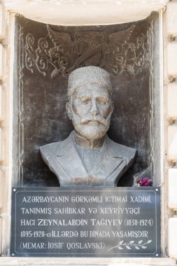 Bakü, Azerbaycan - 5 Mayıs 2019. Heykeltıraş Iosif Goslavsky 'nin Azerbaycan' daki heykelini ve hayırsever Zeynalabdin Taghiyev 'i (1838-1924) parçaladı. Heykel, Tahiye 'deki malikanenin dış duvarına yerleştirildi.