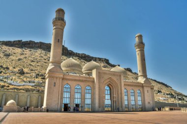 Bibi-Heybat, Bakü, Azerbaycan - 12 Mayıs 2019. Bakü 'deki Bibi-Heybat Camii' nin dış görünüşü. 1990 'larda inşa edilen mevcut yapı, 13. yüzyılda Shirvanshah Farrukhz tarafından inşa edilen caminin yeniden inşası.