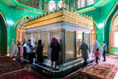 Bibi-Heybat, Bakü, Azerbaycan - 12 Mayıs 2019. Hz. Muhammed 'in soyundan gelen Ukeyma Khanum' un mezarı Bakü 'deki Bibi-Heybat camiinin içinde bulanık insan figürleriyle.