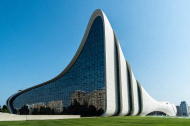 Bakü, Azerbaycan - 14 Mayıs 2019. Bakü 'deki Heydar Aliyev kompleksinin dış görünüşü. Iraklı-İngiliz mimar Zaha Hadid tarafından tasarlanan ve 2012 yılında hizmete giren bina, kendine özgü mimarisi ve kıvrımlı tarzıyla tanınıyor.