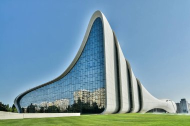 Bakü, Azerbaycan - 14 Mayıs 2019. Bakü 'deki Heydar Aliyev kompleksinin dış görünüşü. Iraklı-İngiliz mimar Zaha Hadid tarafından tasarlanan ve 2012 yılında hizmete giren bina, kendine özgü mimarisi ve kıvrımlı tarzıyla tanınıyor.