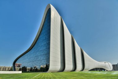 Bakü, Azerbaycan - 14 Mayıs 2019. Bakü 'deki Heydar Aliyev kompleksinin dış görünüşü. Iraklı-İngiliz mimar Zaha Hadid tarafından tasarlanan ve 2012 yılında hizmete giren bina, kendine özgü mimarisi ve kıvrımlı tarzıyla tanınıyor.