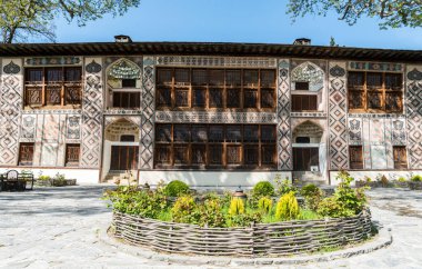 Sheki, Azerbaycan - 29 Nisan 2019. Sheki Khans Sarayı 'nın dış görünüşü. Saray Muhammed Hasan Han tarafından 1762 yılından kalma..