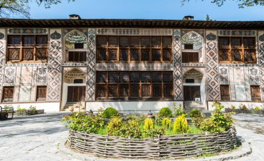 Sheki, Azerbaycan - 29 Nisan 2019. Sheki Khans Sarayı 'nın dış görünüşü. Saray Muhammed Hasan Han tarafından 1762 yılından kalma..