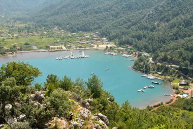  Türkiye 'de Marmaris tatil beldesi yakınlarındaki Bozburun yarımadasındaki Orhaniye köyü manzarası.