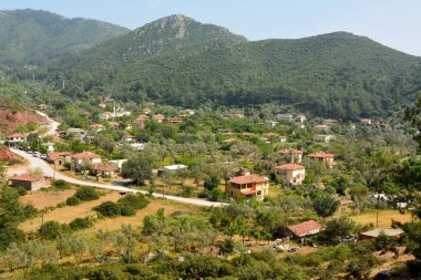 Türkiye 'nin Marmaris tatil beldesi yakınlarındaki Orhaniye köyünün iç kesimlerine bak.
