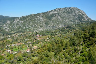 Türkiye 'nin Marmaris tatil beldesi yakınlarındaki Bayir köyüne bak.