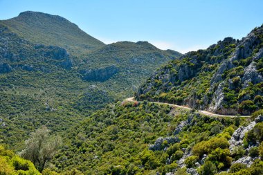 Türkiye 'de Marmaris tatil beldesi yakınlarındaki Bozburun yarımadasındaki dağlık yol.