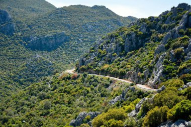 Türkiye 'de Marmaris tatil beldesi yakınlarındaki Bozburun yarımadasındaki dağlık yol.