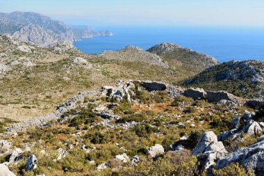 Türkiye 'nin Marmaris tatil beldesi yakınlarındaki Bozburun yarımadasında Sogut ve Taslica arasındaki kıyı şeridinde güçlendirilmiş şatonun kalıntıları.