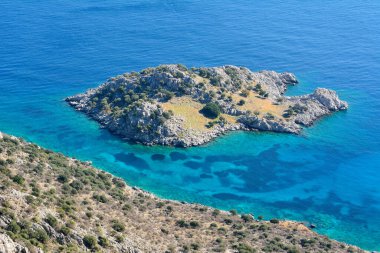 Türkiye 'nin Marmaris tatil beldesi yakınlarındaki Bozburun yarımadasında Sogut ve Taslica kıyı şeridi boyunca yerleşim olmayan Arap Adası.