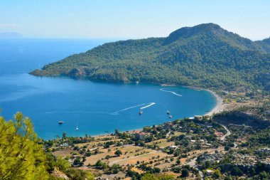 Türkiye 'nin Marmaris tatil beldesi yakınlarındaki Bozburun yarımadasındaki Kumlubuk köyüne bak.