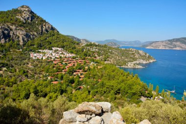 Türkiye 'nin Marmaris tatil beldesinin Turunc banliyösü yakınlarındaki köy manzarası.