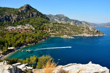 Türkiye 'de Marmaris tatil beldesinin Turunc banliyösü yakınlarındaki Medterranean kıyı şeridi ve yazlık köyü.