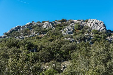 Türkiye 'nin Mugla ilçesi Bozburun yarımadasındaki Selimiye köyü yakınlarındaki müstahkem bir kalenin yıkıntılarıyla kaplı Rocky tepesi.