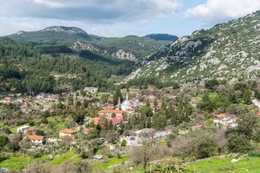 Türkiye 'nin Mugla ilçesine bağlı Marmaris tatil beldesi yakınlarındaki Bozburun yarımadasındaki Bayir köyüne bak.