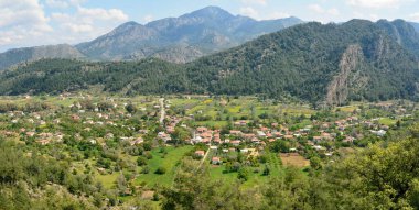 Türkiye 'de Marmaris tatil beldesi yakınlarındaki Turgut köyü manzaralı.