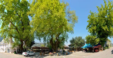 Bayir Köyü, Marmaris, Mugla, Türkiye - 15 Nisan 2017. Türkiye 'de Marmaris tatil beldesi yakınlarındaki Bozburun yarımadasındaki Bayir köyünün ana meydanında insanlar ve araba bulunuyor..