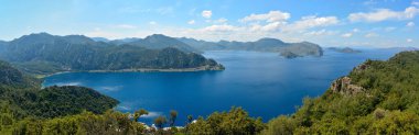 Türkiye 'nin Marmaris tatil beldesi yakınlarındaki Bozburun yarımadasındaki Selimiye Koyu üzerindeki panoramik manzara.
