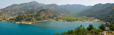 Marm yakınlarındaki Orhaniye köyü ve Kizkumu plajı üzerinde panoramik manzara