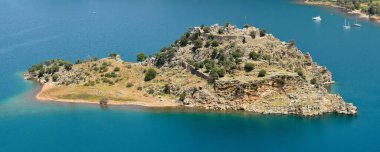 Türkiye 'nin Marmaris tatil beldesi yakınlarındaki Bozburun yarımadasında Orhaniye köyünün kıyısındaki Orhaniye körfezinde güçlendirilmiş bir ada..