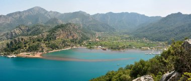 Türkiye 'nin Marmaris tatil beldesi yakınlarındaki Bozburun yarımadasında Orhaniye köyü ve Kizkumu plajı üzerindeki panoramik manzara.