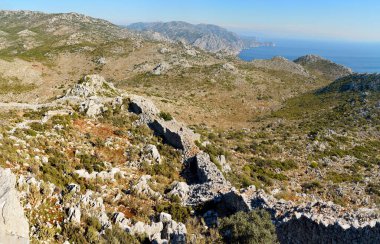 Türkiye 'nin Marmaris tatil beldesi yakınlarındaki Bozburun yarımadasında Sogut ve Taslica arasındaki kıyı şeridi üzerindeki müstahkem kalenin kalıntılarına bak.