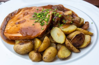 İsviçre 'de soğan soslu ve kızarmış patatesli Bavyera usulü iyi köfte..