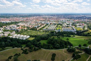 Almanya 'nın Münih şehrinde yaz mevsiminde Altstadt' a doğru hava manzarası. 
