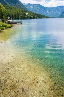 Slovenya 'da yaz aylarında Bohinj Gölü manzarası.