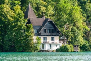 Slovenya 'da, Slovenya Gölü kıyısında bir yerleşim yeri..
