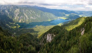 Slovenya 'daki Bohinj Gölü' ne bak.