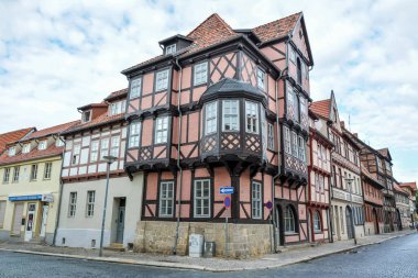 Quedlinburg, Almanya - 19 Haziran 2016. Quedlinburg 'daki Steinweg 23' teki Zur Borse yarı keresteli binası. Bina 1683 yılından kalma.. 
