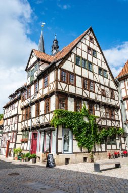 Quedlinburg, Almanya - 19 Haziran 2016. Quedlinburg 'daki geleneksel tarihi yarı keresteli bina, konut ticari mülkler.