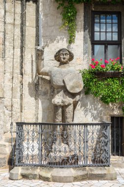 Quedlinburg, Almanya - 20 Haziran 2016. Roland 'ın 1426 tarihli heykeli, Quedlinburg, Almanya' daki Rathaus binasının önünde..