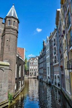 Amsterdam, Hollanda - 22 Haziran 2016. Amsterdam 'ın merkezindeki De Wallen mahallesindeki Oudezijds Achterburgwal Kanalı manzaralı. Kanalın her iki tarafındaki yerleşim yerlerinin görüntülerini göster. 