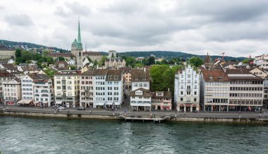 Zürih, İsviçre - 25 Haziran 2016. Zürih şehir merkezine bakın, tarihi binalar, şehir trafiği ve insanlar.