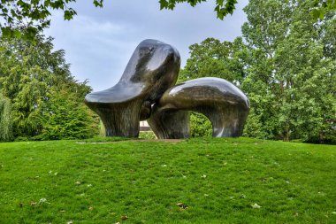 Zürih, İsviçre - 25 Haziran 2016. Henry Moore 'un Koyun Parçası heykeli, 1971-72 yılları arasında Zürih' te yapılmış. Heykel, Zrich 'in Seefeld semtindeki Seepromenade' e yerleştirildi.