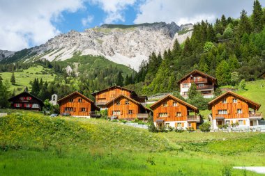 Malbun, Lihtenştayn - 27 Haziran 2016. Lihtenştayn 'ın Malbun köyündeki konut binaları. 