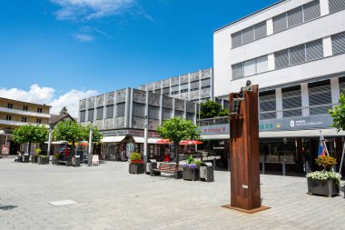 Vaduz, Liechtenstein - 28 Haziran 2016. Modern binalar, ticari mülkler ve heykellerle Vaduz 'daki Stadtle caddesinin manzarası. 