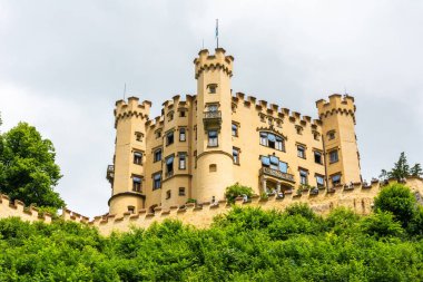 Fussen, Almanya - 29 Haziran 2016. Fussen yakınlarındaki Hohenschwangau köyündeki Hohenschwangau Kalesi 'nin dış görünüşü.