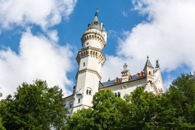 Fussen, Almanya - 29 Haziran 2016. Fussen yakınlarındaki Hohenschwangau köyündeki Schloss Neuschwanstein şatosunun dış manzarası. Neuschwanstein şatosu Walt Disneys 'in Uyuyan Güzel Kalesi' nin modeliydi..