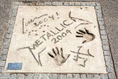 Münih, Almanya - 1 Temmuz 2016 Amerikan heavy metal grubu Metallica 'nın Münih' teki Olympic Walk of Stars 'ın betonunda elleri ve mührü var.. 
