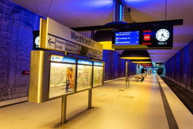 Münih, Almanya - 1 Temmuz 2016 Münih U-Bahn sisteminin U1 hattındaki Westfriedhof U-Bahn istasyonunun iç görünümü, insanlar ve bilgi panoları.