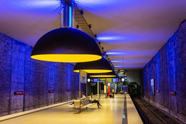 Münih, Almanya - 1 Temmuz 2016 Münih U-Bahn sisteminin U1 hattındaki Westfriedhof U-Bahn istasyonunun iç görünümü, insanlar ve bilgi panoları.