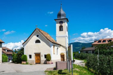 Girlan, Güney Tyrol, İtalya - 3 Temmuz 2016. Schreckbichler Kapelle İtalya 'nın Güney Tirol kasabasında. 