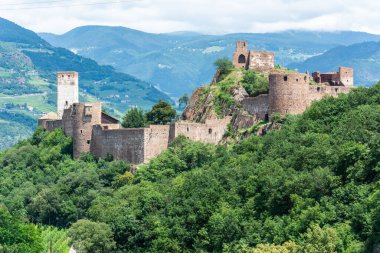 Bolzano, Güney Tirol, İtalya - 4 Temmuz 2016. Sigmundskron Kalesi 'nin (Firmiano Kalesi) dış görünüşü, Frangarto' nun üzerindeki porfiri kayanın üzerinde yükseliyor. Güney Tyrol 'ün en eski ve en büyük kale komplekslerinden biri olarak kabul edilir. 