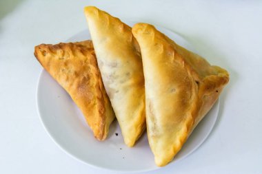Tataristan 'da kıyma, soğan ve patatesle dolu geleneksel Tatar üçgen pastası Ocpocmaq..