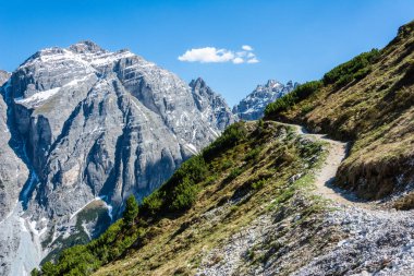 Avusturya 'nın Tyrol kentindeki Stubai Alplerinde Kirchdach Dağı (2,840 metre). Ön planda ayak vaftiziyle görüntüle.